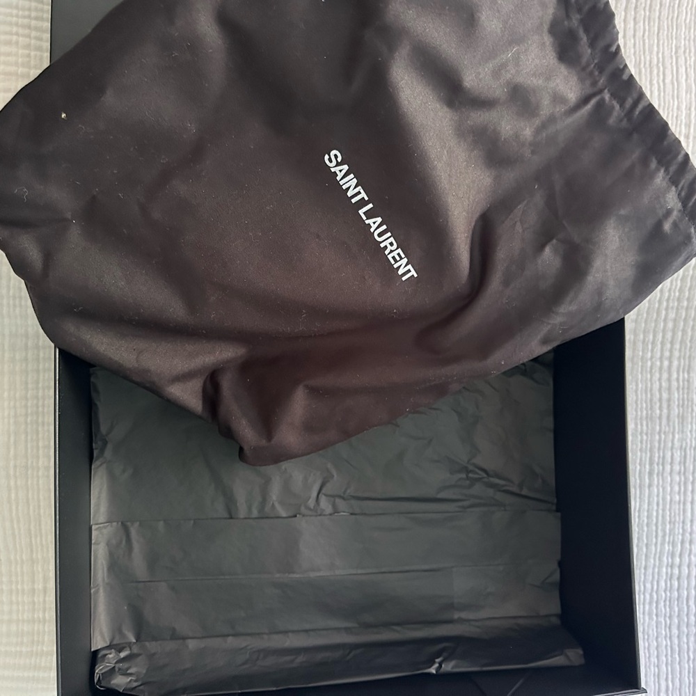 Saint Laurent Black Leather Shoulder Bag with Gold YSL Monogram (Le 5 a 7 bag) - Picture 6 of 6